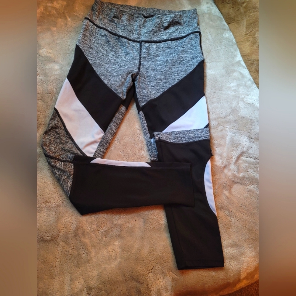 🔴 LIT 26 leggings. Black, white, and gray. Size Medium. 🔴